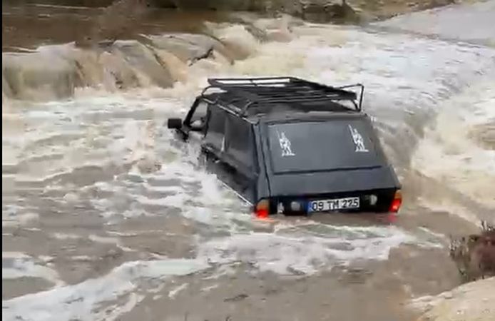 Sel sularına kapılan otomobildeki 2 kişi kurtarıldı