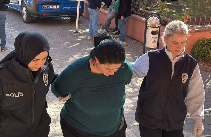 Erkek arkadaşını iki ekmek bıçağıyla yaraladı