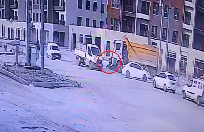 Hafriyat kamyonuyla çarpışan motosikletli öldü