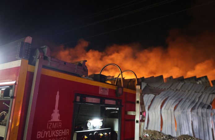 İzmir'de depo alev alev yandı
