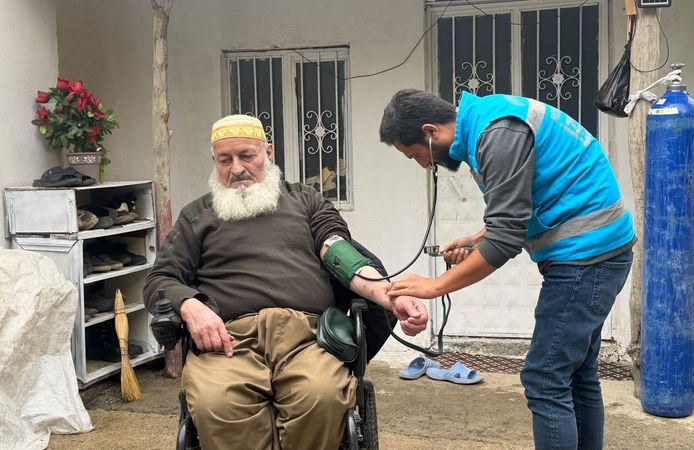 Kazakistanlı doktor, Hakkari’de 96 hastaya şifa oluyor
