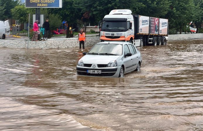 Mersin’de sağanak alarmı: Araçlar yolda kaldı