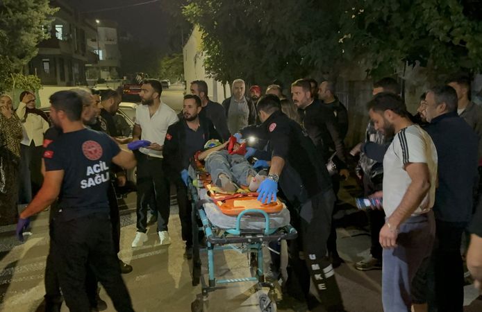 Bisikletli iki çocuğa otomobil çarptı