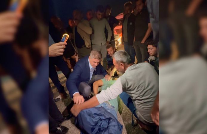 Otomobilin çarptığı yaralıya ilk yardımı vali ve milletvekili yaptı