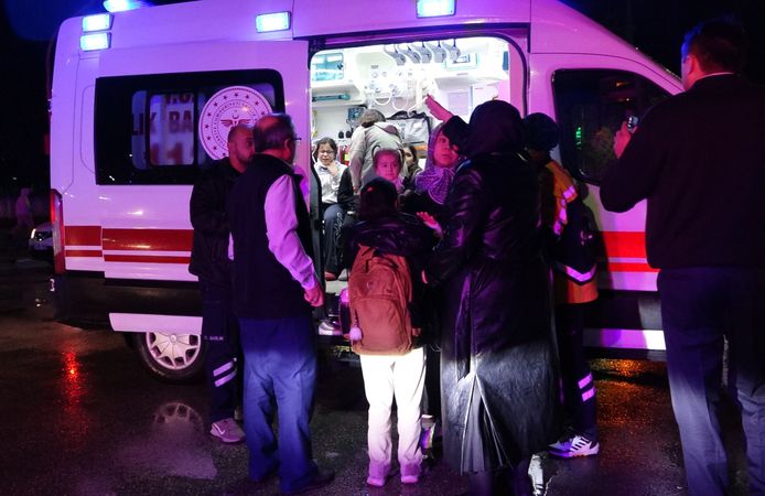 Öğrenci servisi kaza yaptı; 12 öğrenci hastaneye götürüldü