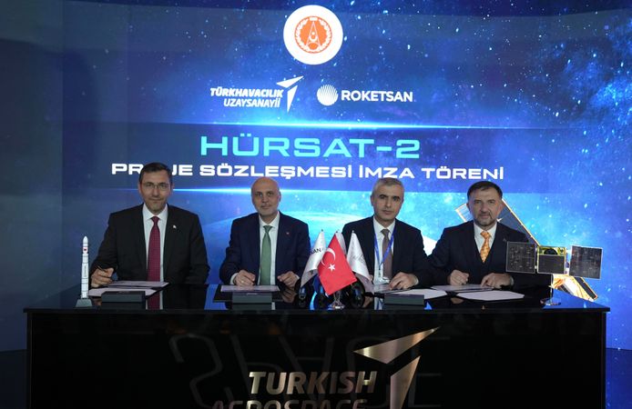 Türkiye'nin yeni uydusu HÜRSAT için ilk imzalar atıldı
