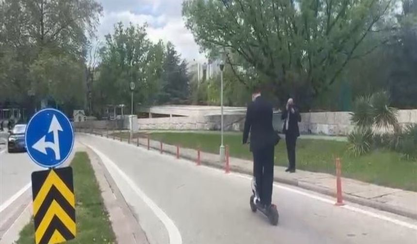 CHP'li İnan Akgün Alp, TBMM'ye 'skuter' ile geldi