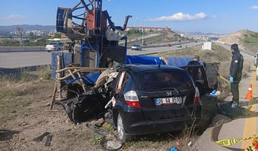 Ankara'da otomobil sondaj makinasına çarptı: Anne ve oğlu can verdi