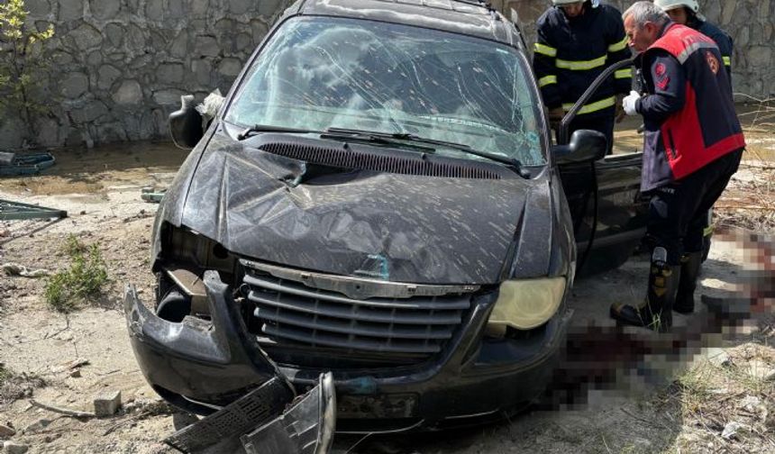 Isparta'da otomobil kanala uçtu