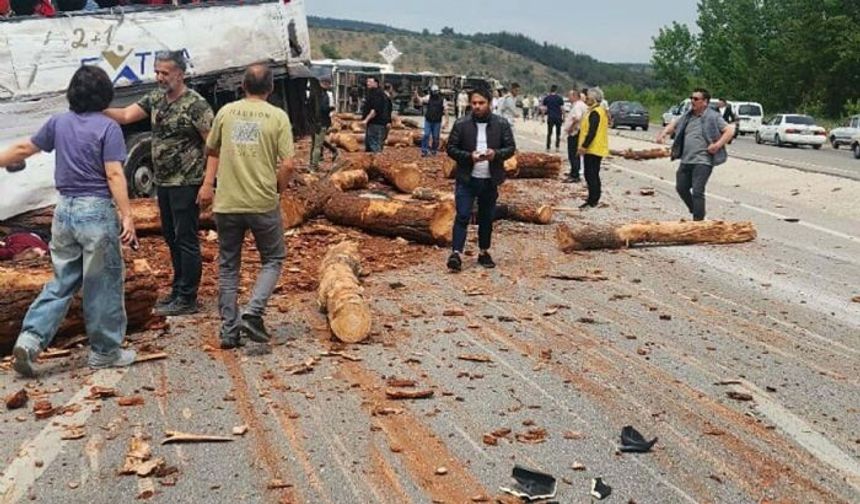 Çanakkale'de feci kaza: 8 ölü, 21 yaralı