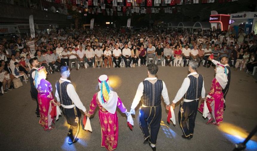 Çamlıyayla'da halayların çekildiği muhteşem konser