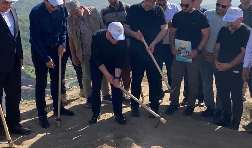 Vali Hatipoğlu, 3 bin yıllık tarihi Palu Kalesi için ilk kazmayı vurdu