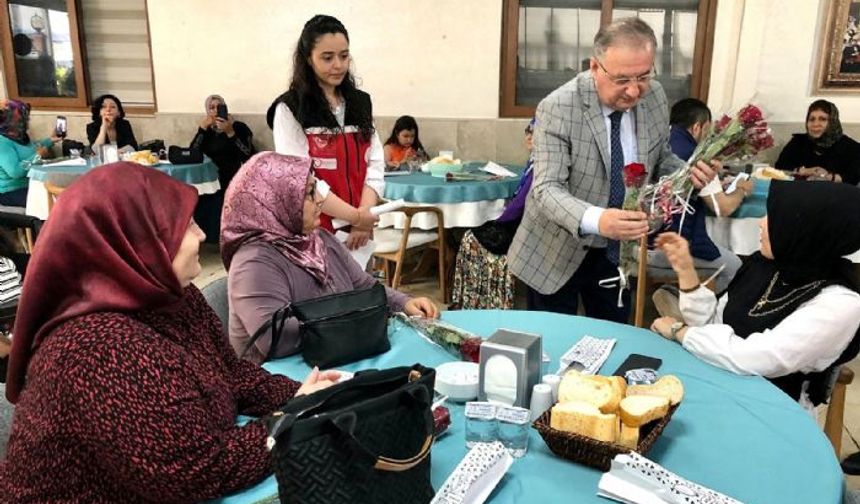 Mersin'de anneler günü kutlandı