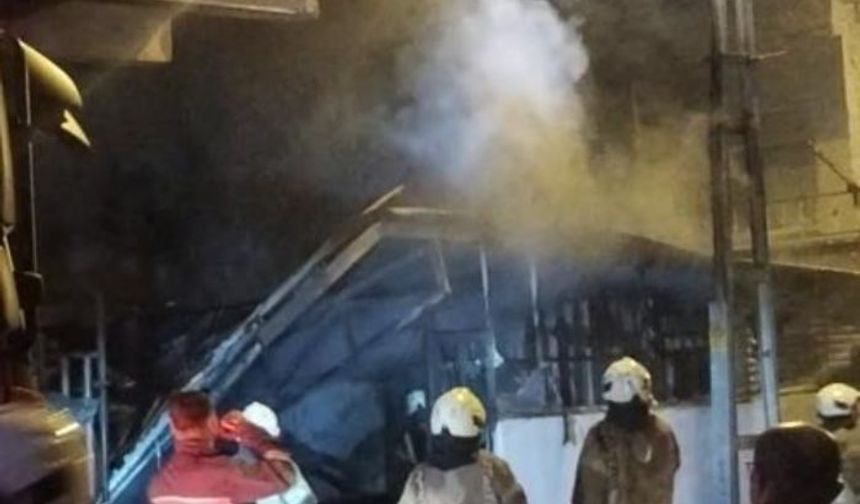 Ümraniye'de yangında gecekondu ve park halindeki otomobil kullanılamaz hale geldi