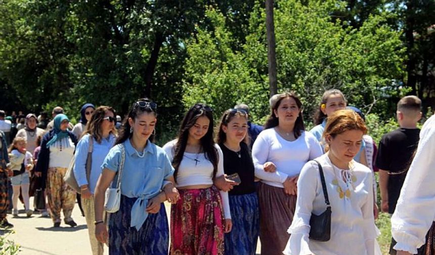 Aşıklar Sokağında aşk ve dostluk: Bayramiç'teki geleneksel hayır yemeği