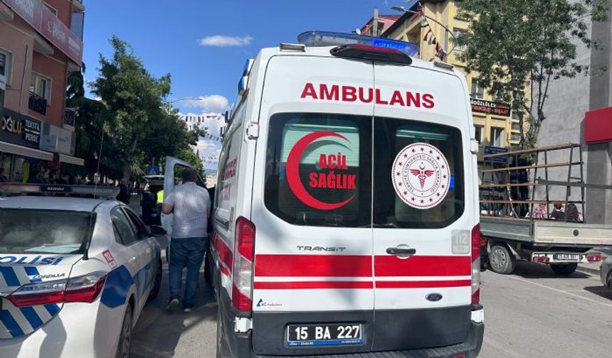 Yaşlı adama otomobil çarptı