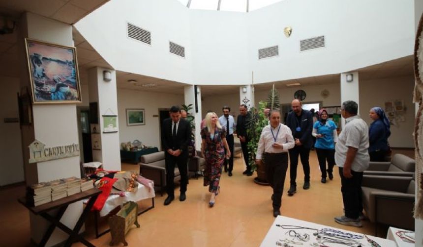 Akdeniz Üniversitesi'nde hastalara uygulamalı atölyelerde tarım ve sanatla terapi