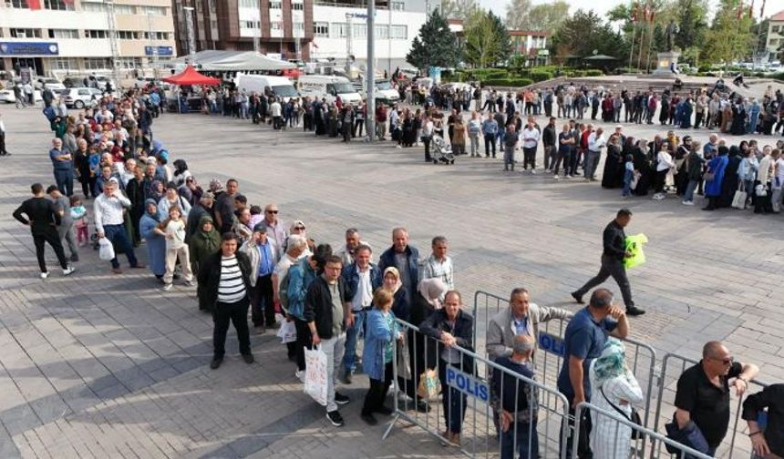 Ücretsiz olduğunu duyanlar akın etti, izdihamı önlemek için üç ayrı nokta oluşturuldu