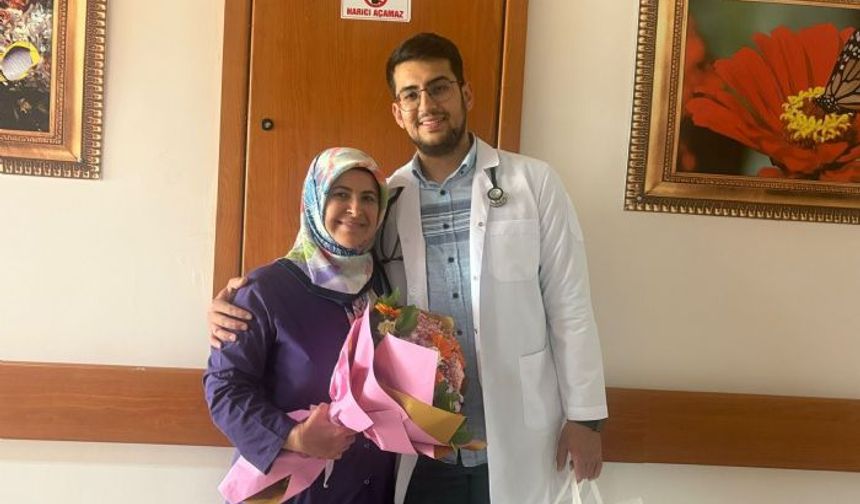 Doktor oğlundan Hemşire annesine Anneler Günü' sürprizi