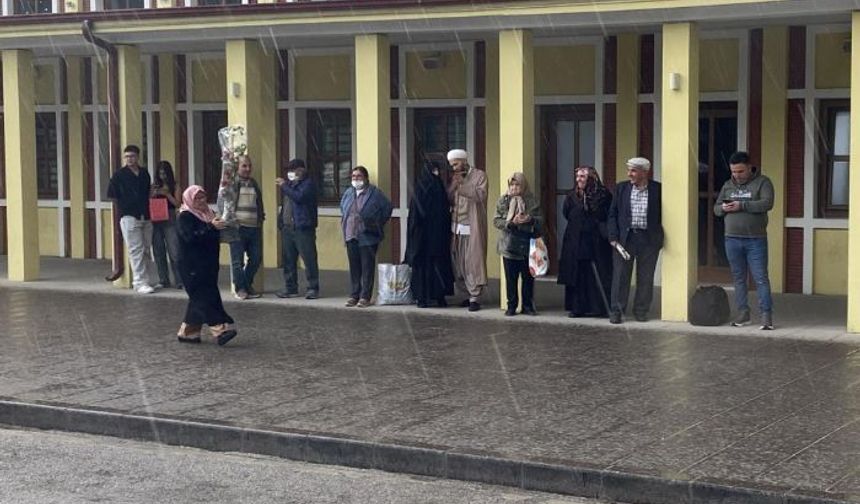 Vatandaşlar ıslanmamak için kapalı alanların girişlerine sığındı
