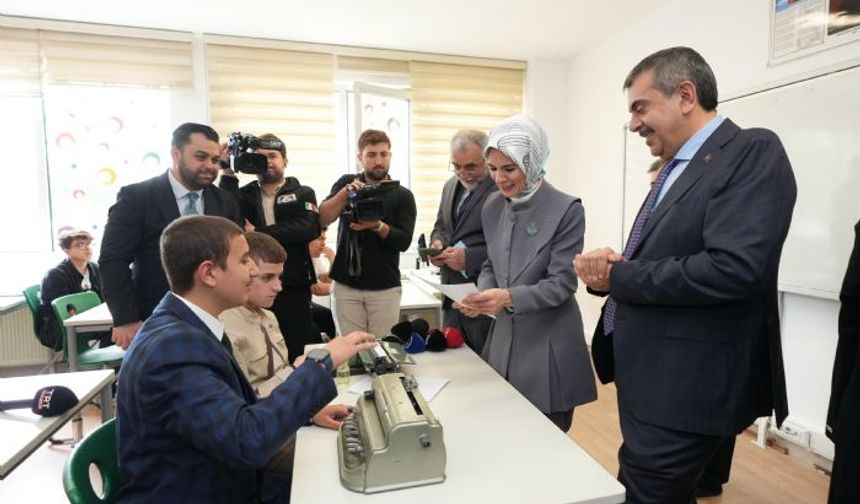 Bakan Tekin ve Göktaş, Görme Engelliler İmam Hatip Ortaokulunu ziyaret etti