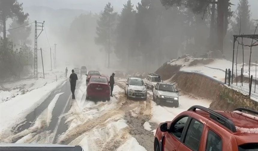 Çamlıyayla'da dolu; yollar kapandı