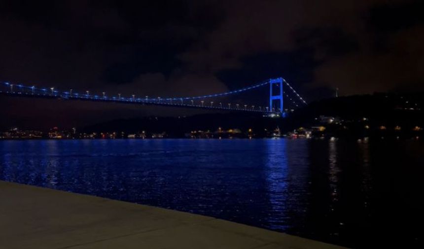 FSM köprüsü Engelliler Haftasında maviye büründü