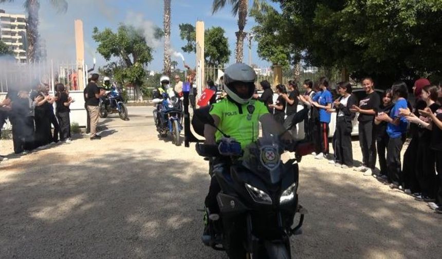 Erdemli'de kaza ihbarıyla çağrılan trafik ekiplerine pastalı, meşaleli sürpriz kutlama