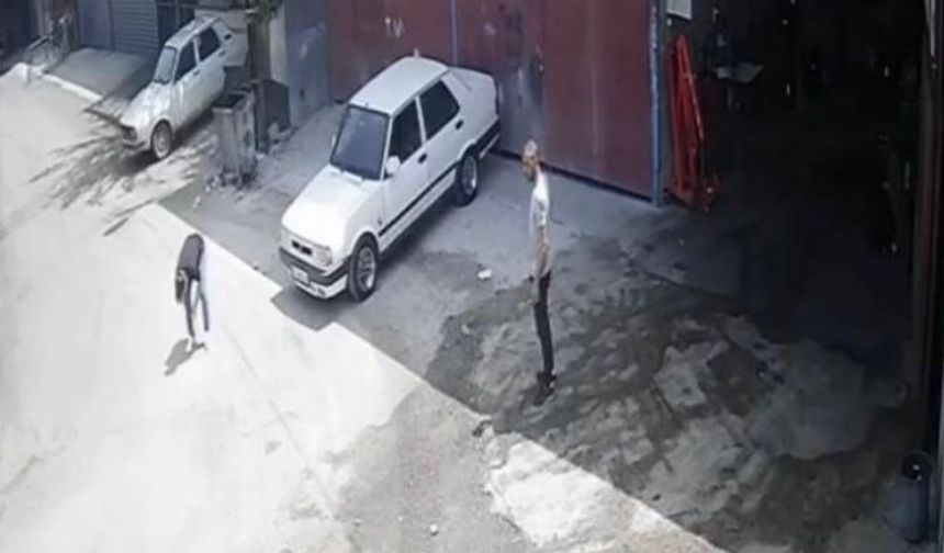 Şarjlı motosiklet demir kapıya çarparak durabildi