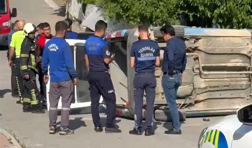 Mersin’de Ehliyetsiz Sürücü Zabıta Aracına Çarptı: Araç Devrildi