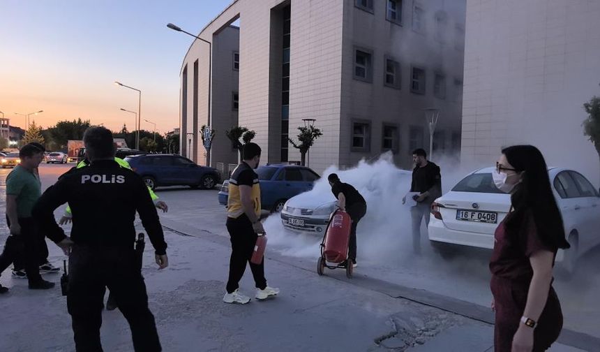 Hastane Otoparkında Otomobil Alev Aldı: Polis ve Sağlıkçılar Müdahale Etti