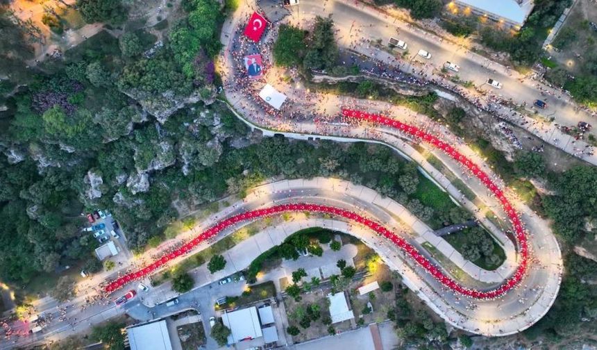 Antalya’da 19 Mayıs Coşkusu Fener Alayı ile Zirveye Ulaştı