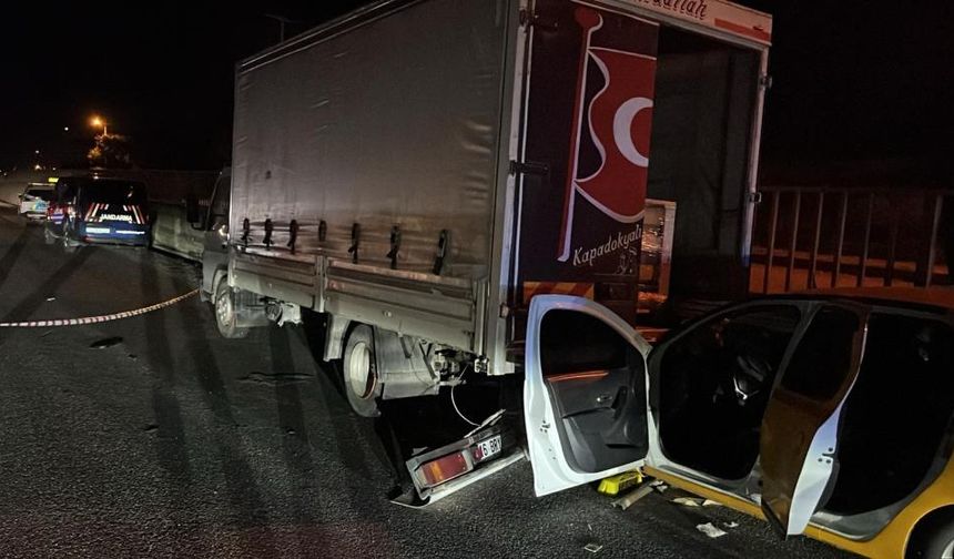 Sakarya’da Feci Kaza: Ticari Taksi Kamyonete Ok Gibi Saplandı