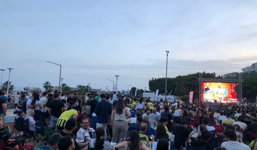 Mersin’de Sarı-Lacivertli Taraftarlar, Fenerbahçe Meydanı’na Akın Etti