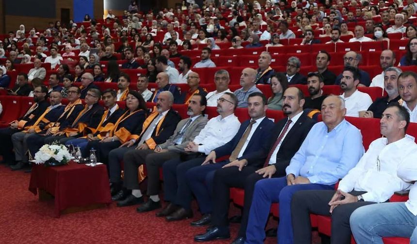EMO Mersin Şubesi, MEÜ Mühendislik Fakültesi Mezuniyet Törenine Katıldı