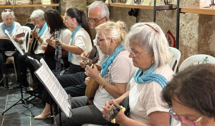 Silifke’de Üç Kuşak Aynı Sahnede: Mandolin ve Ukulele Ezgileri Taşucu’nda Buluştu
