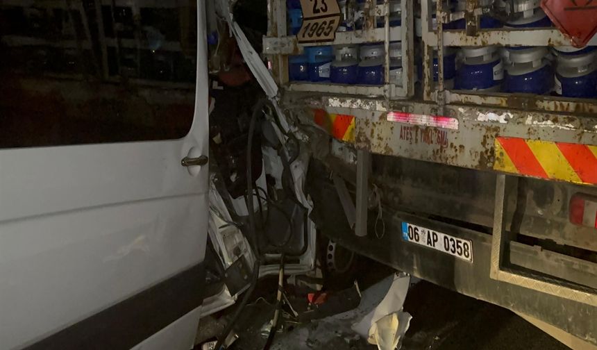 Bolu’da Feci Kaza: Yolcu Minibüsü Kamyona Çarptı, 16 Kişi Yaralandı
