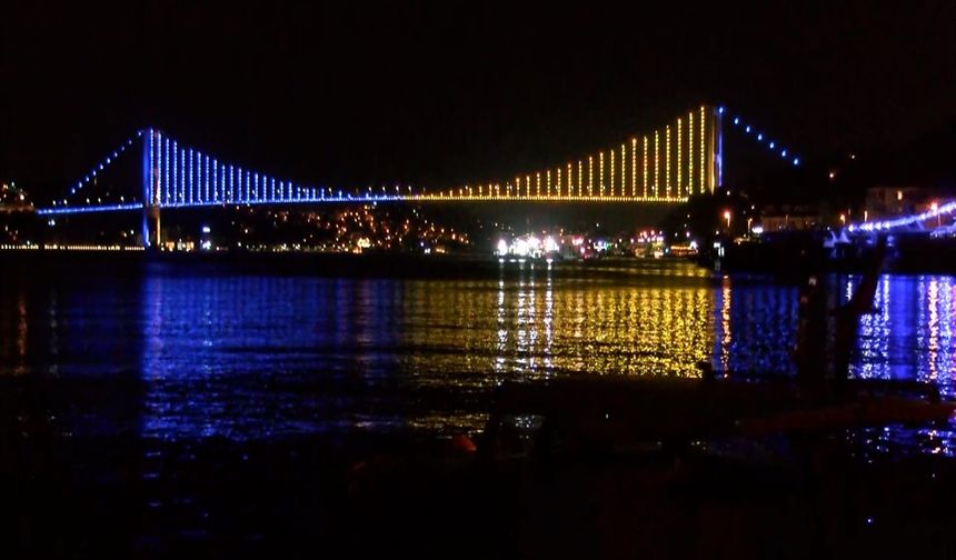 İstanbul Boğazı’nda Köprüler Sarı-Lacivert Renklerle Aydınlandı