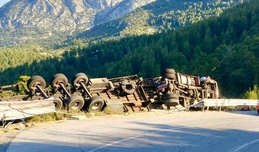 Antalya'da Feci Kaza: 25 Yaşındaki Sürücü Hayatını Kaybetti