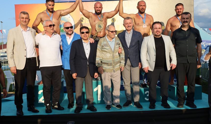 Muratpaşa Belediyesi Yağlı Güreşte Üstünlüğünü Sürdürüyor