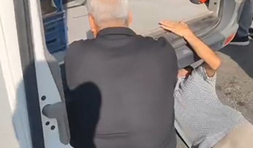 Minibüs Altında Sıkıştı, Şoför Seferber Oldu