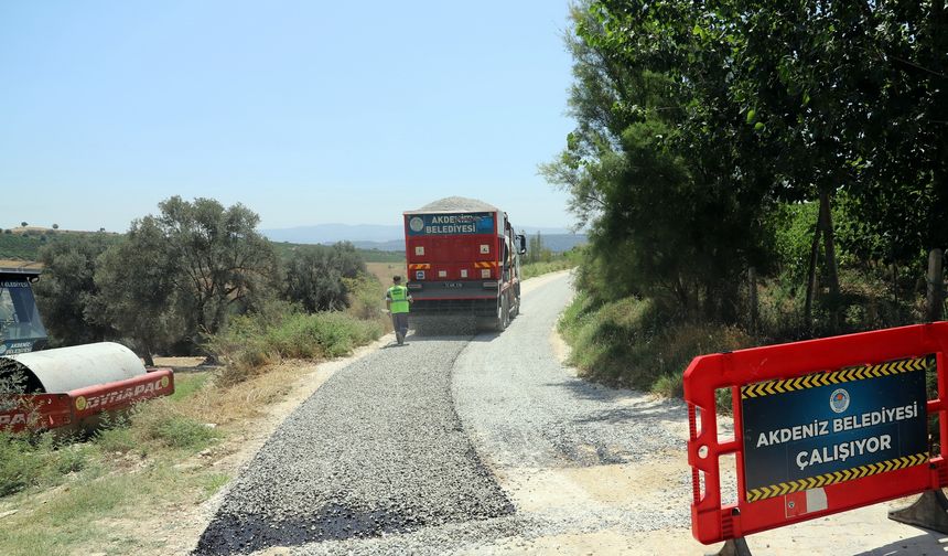 Parmakkurdu ve Esenli’de Yollar Yenileniyor, Üretici Rahatlıyor