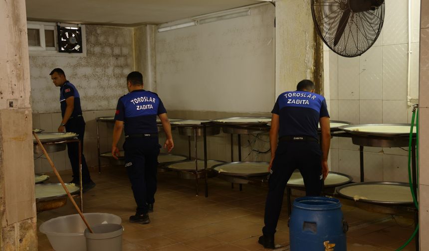 Toroslar Belediyesi’nden Ruhsatsız İşletmeye Baskın: 1 Ton Kaçak Süt Ürünü İmha Edildi