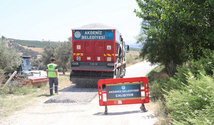 Akdeniz Belediyesi Kırsal Mahallelerde Yollarda Sathi Kaplama Çalışmalarını Sürdürüyor