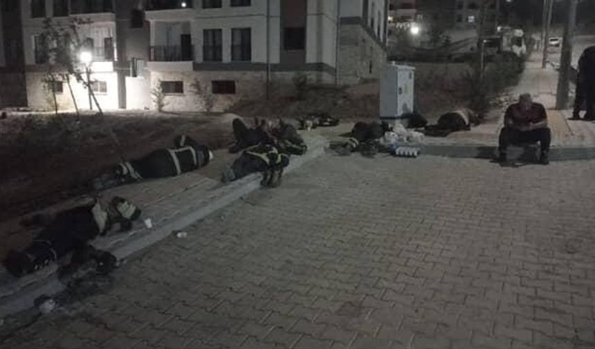 Yorgun Düşen Yangın Savaşçıları Yerde Uyuyarak Dinlendi