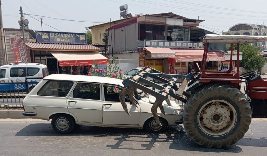 Tarsus'ta Trafik Kazası: Otomobil Traktöre Çarptı, 2 Yaralı