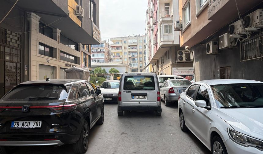 Yolun Ortasına Arabayı Park Etti: Sokak Trafiğe Kapandı