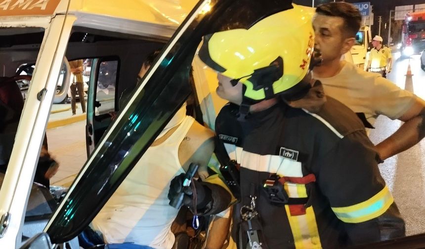 Erdemli'de Feci Kaza: Sürücü Sıkıştı, İtfaiye Ekipleri Kurtardı