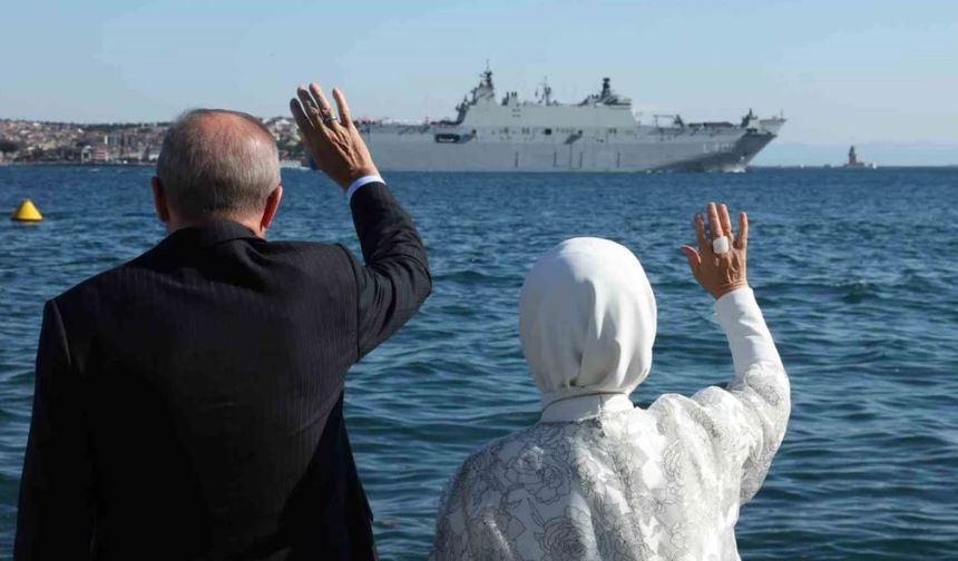 Cumhurbaşkanı Erdoğan, İstanbul Boğazı’ndan Geçen Gemileri Selamladı