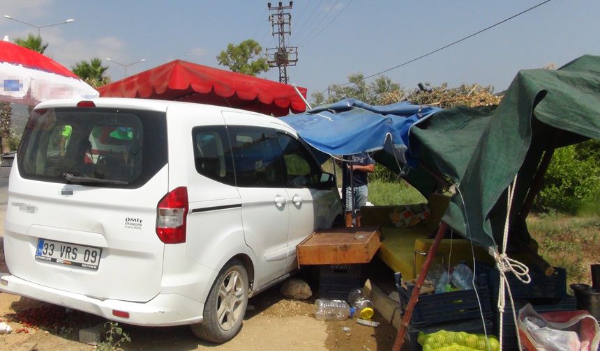 Yol Kenarındaki Araca Çarpan Sürücü Kaçtı, Tezgah Zarar Gördü